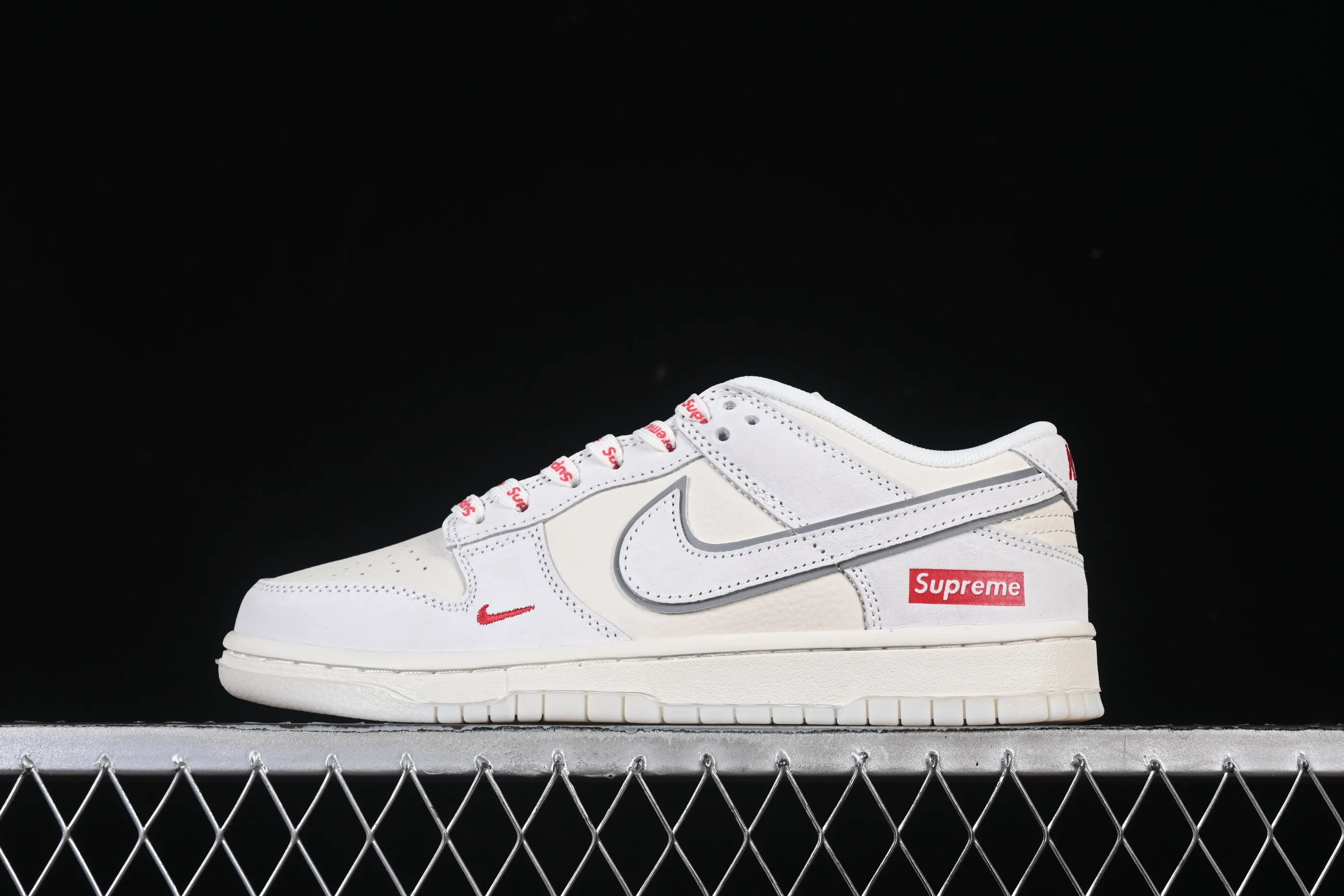 All categories Nk SB Dunk Series Nk SB Dunk Low High-end customized low-top sneakers Nike SB Dunk Low Supreme co-branded rice gray pig leather Anniversary high-end customized low-top casual sneakers DN3168-007